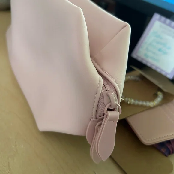 Burberry Pink cosmetic bag NWOT - Picture 2 of 2